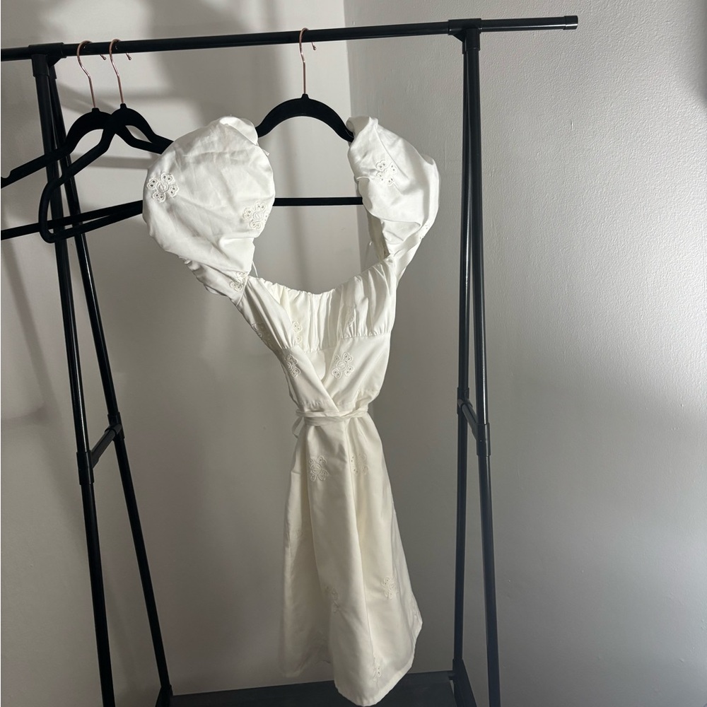 zara.white backless spring dress. Flower details.